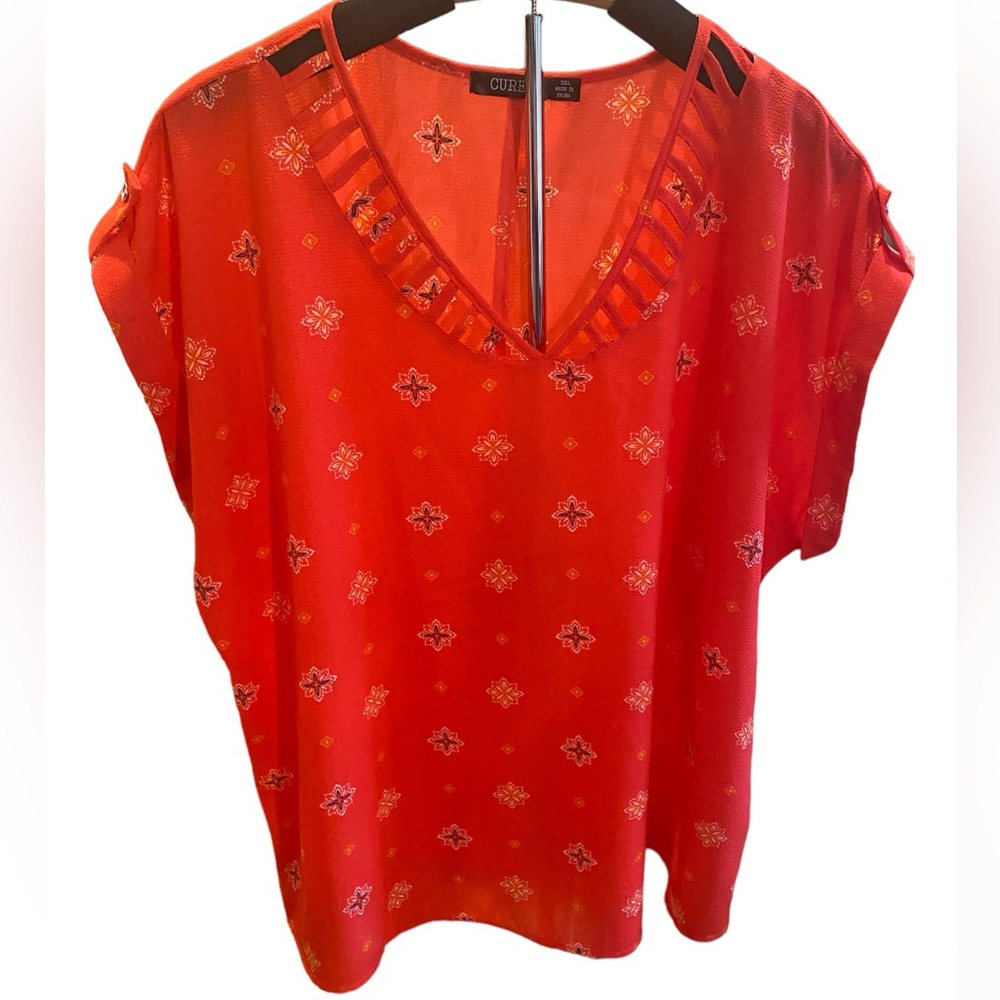 CURE Women's Red Orange with Accents Size 2XL Flowy V neck Top
